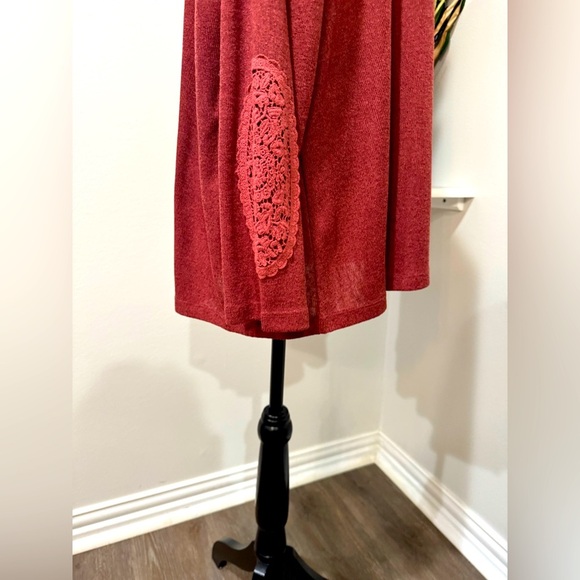 Simply Noelle Red Long Sleeve Laced Relaxed Tunic size L/XL - Picture 3 of 9